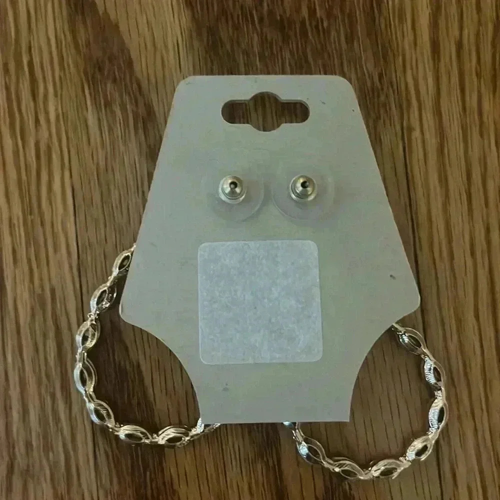 Red earrings - Picture 2 of 2